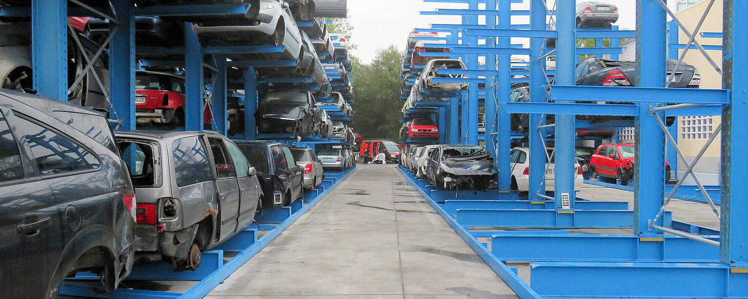[Translate "Italien"] Cantilever racking Car dismantler