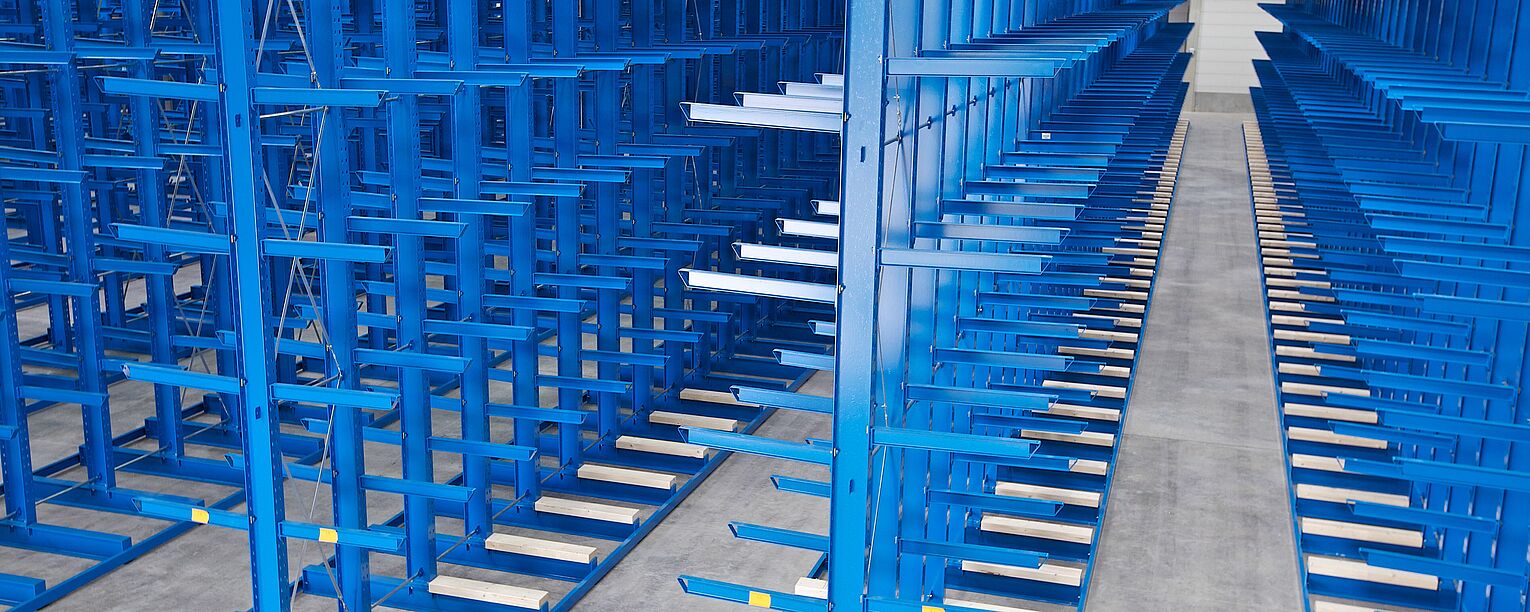 [Translate "Italien"] Cantilever racking for narrow aisle