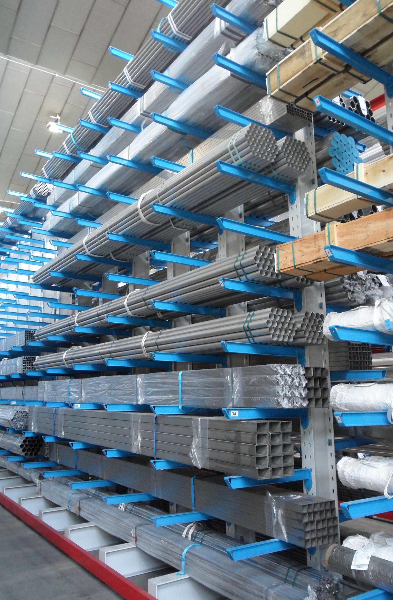 [Translate "Italien"] Cantilever racking metal trade