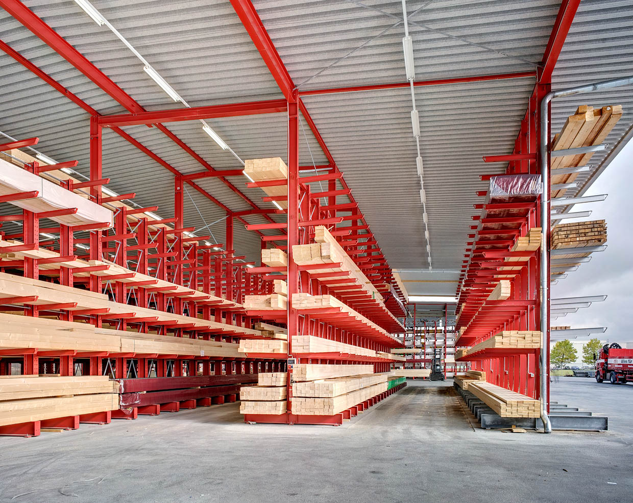 [Translate "Italien"] Rack-clad warehouse Cantilever racking